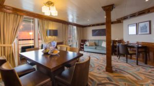 Disney-cruise-line-Disney-Magic-Disney-Wonder-cruiseschip-schip-categorie S-Concierge-2-bedroom-Suite