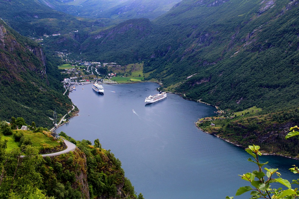 2 cruiseschepen liggend in een mooi fjord op een Noorse fjorden cruise deze mag niet missen op uw bucketlist!-169