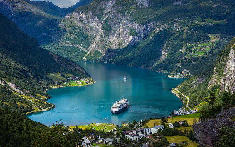 Cruiseschip liggend in een fjord Cruisen_in_Noord_Europa___Cultuur_of_Natuur_-158