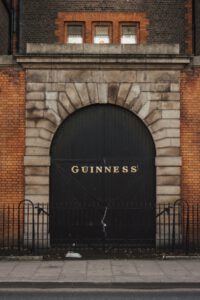 Openslaande deuren met Guinness op een Dublin cruise