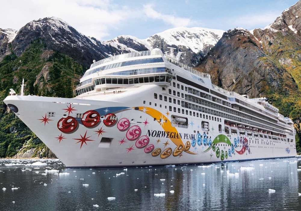 Schip liggend in een fjord met sneeuwtoppen- Cruise_Noorwegen_-_Bewonder_de_prachtige_Noorse_natuur-34