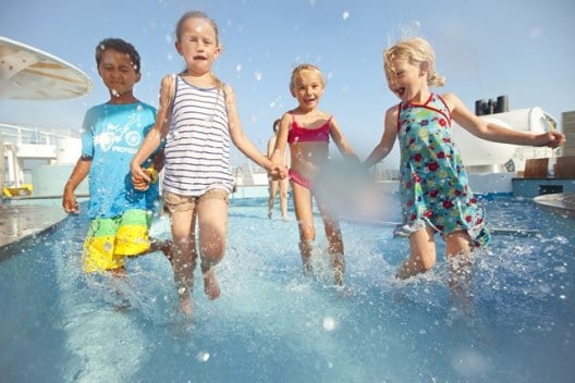 kinderen springend in het zwembad AIDA_Kids_galerie