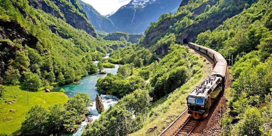 trein rijdend de berg op Flambanen