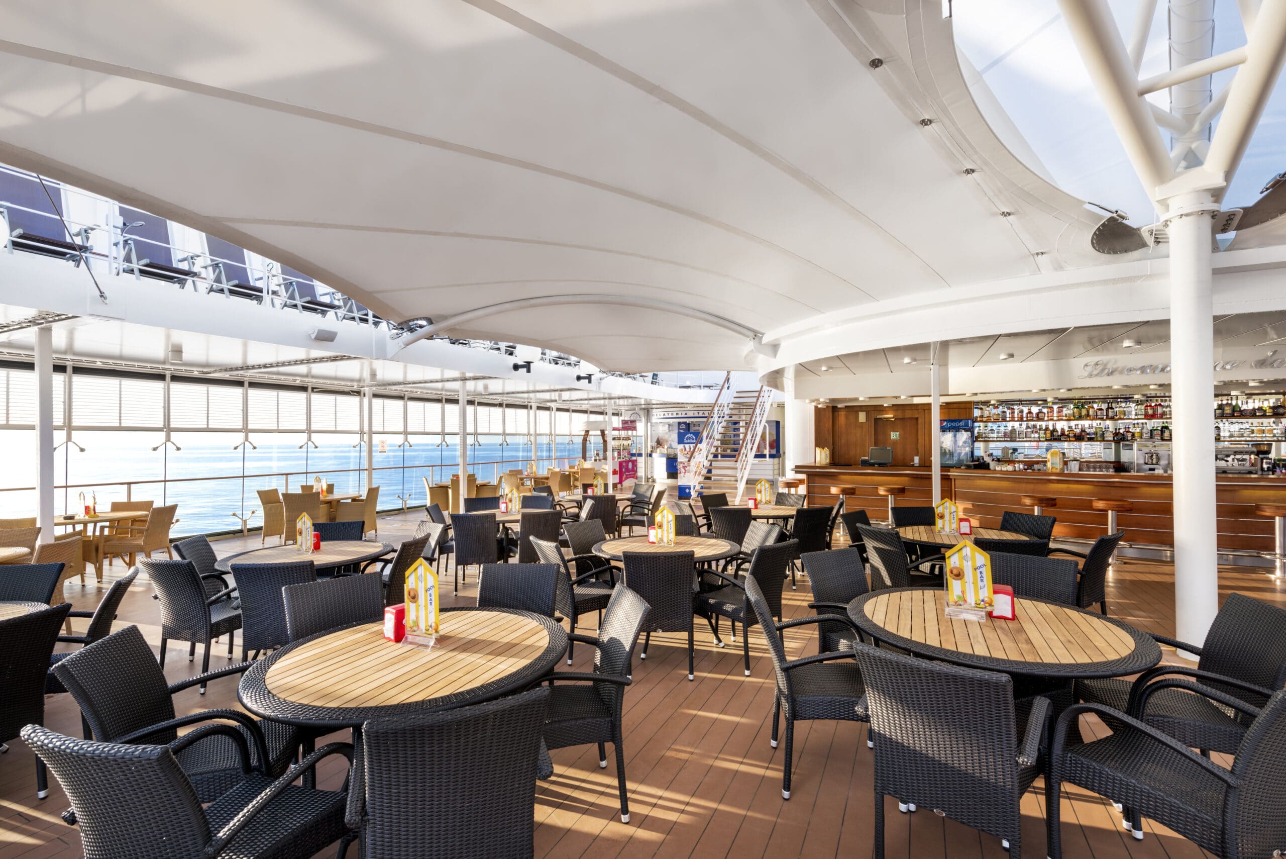 Cruiseschip-MSC Lirica-MSC Cruises-Bar Deck
