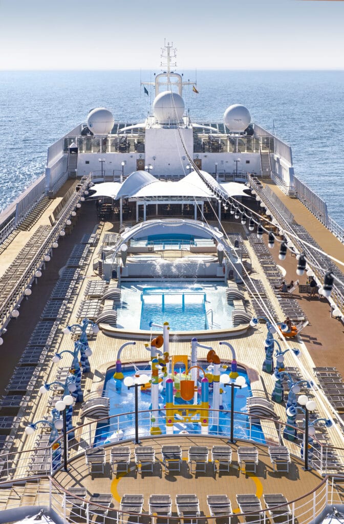 Cruiseschip-MSC Lirica-MSC Cruises-Zwembad Deck