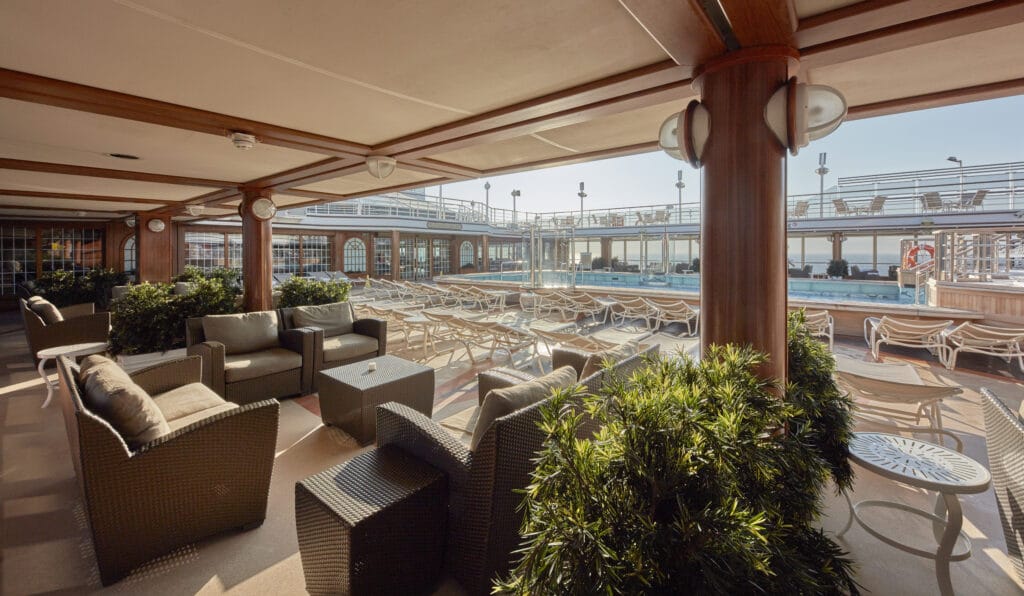 Cruiseschip-Queen Elizabeth-Cunard-Pool Deck