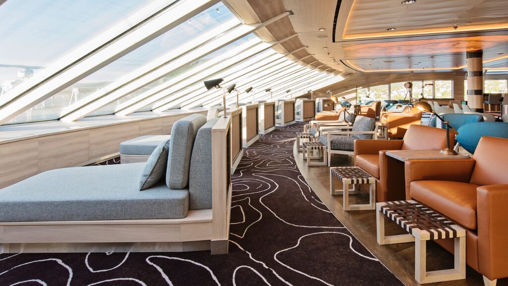 Cruiseschip-Hurtigruten-MS Fridtjof Nansen-schip-Explorer Lounge
