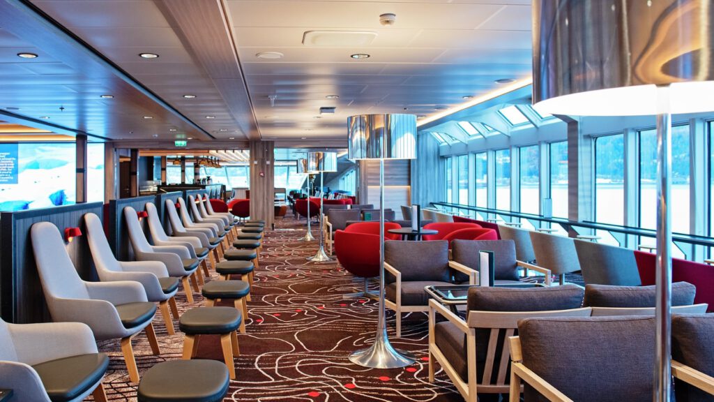 Cruiseschip-Hurtigruten-MS Fridtjof Nansen-schip-Explorer Lounge1