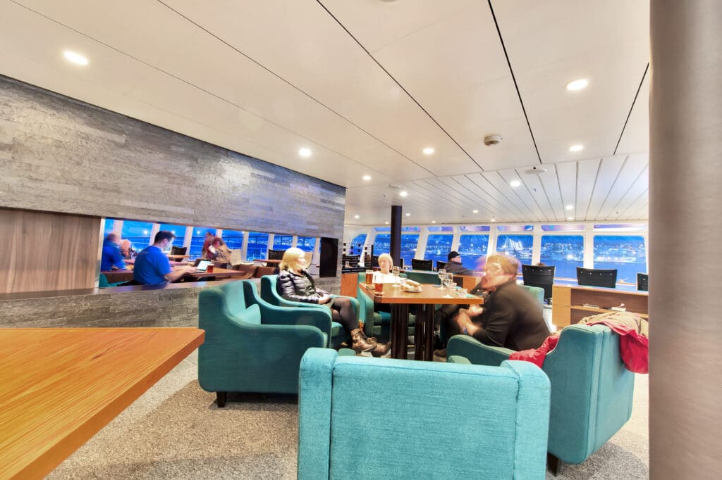 Cruiseschip-Hurtigruten-MS Kong Harald-Schip-Lounge