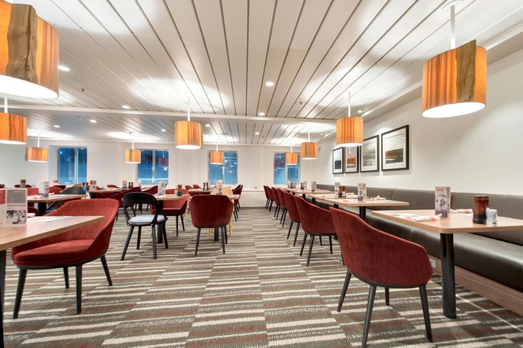 Cruiseschip-Hurtigruten-MS Kong Harald-Schip-Restaurant
