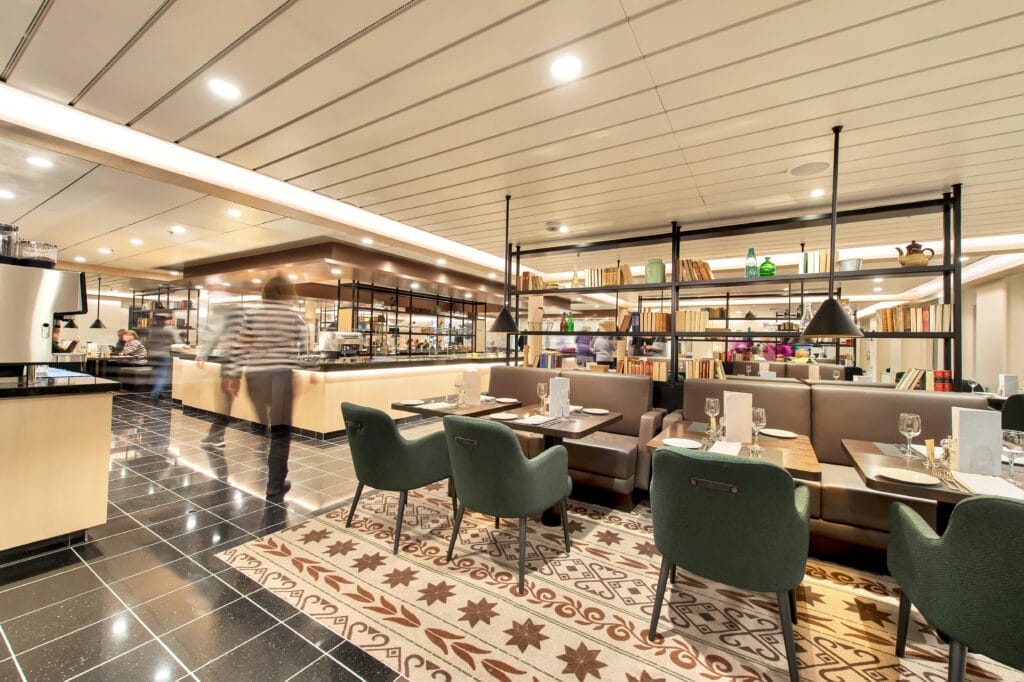 Cruiseschip-Hurtigruten-MS Kong Harald-Schip-Restaurant4