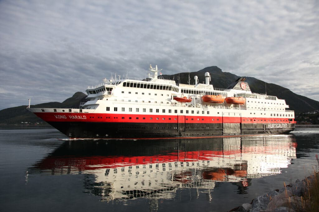 Cruiseschip-Hurtigruten-MS Kong Harald-Schip-Schip