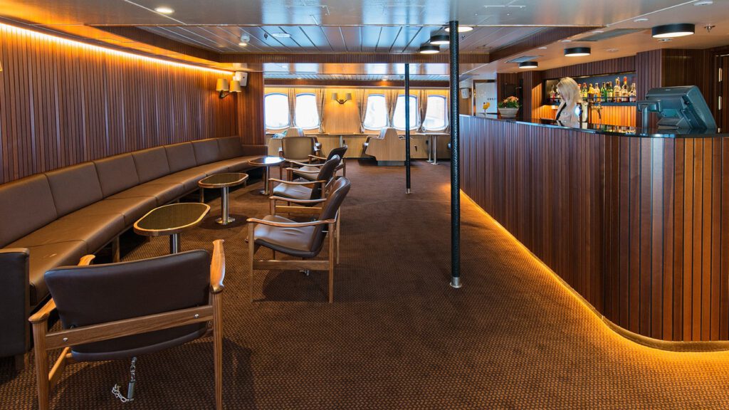 Cruiseschip-Hurtigruten-MS Lofoten-schip-Bar