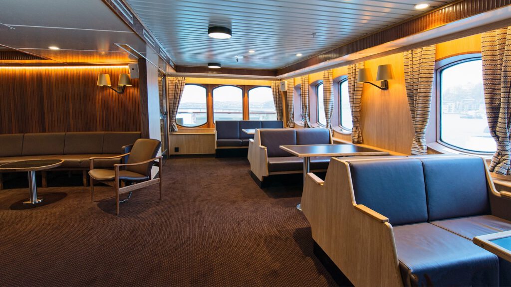 Cruiseschip-Hurtigruten-MS Lofoten-schip-Bar Seating area