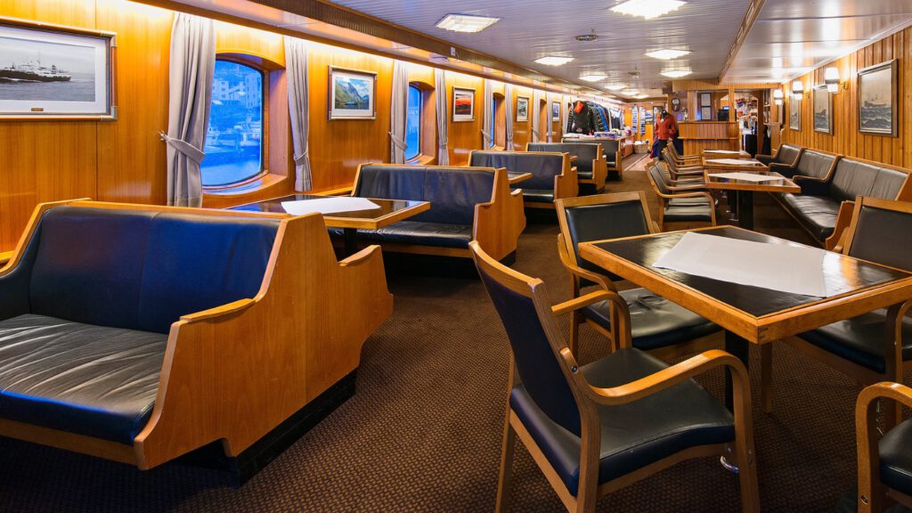 Cruiseschip-Hurtigruten-MS Lofoten-schip-Cafe