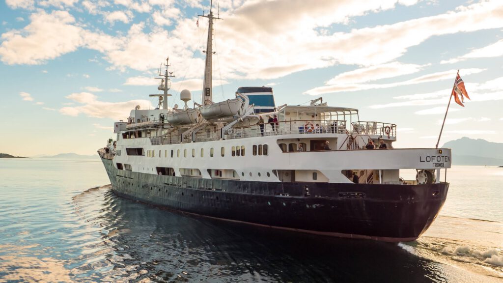 Cruiseschip-Hurtigruten-MS Lofoten-schip-Schip1