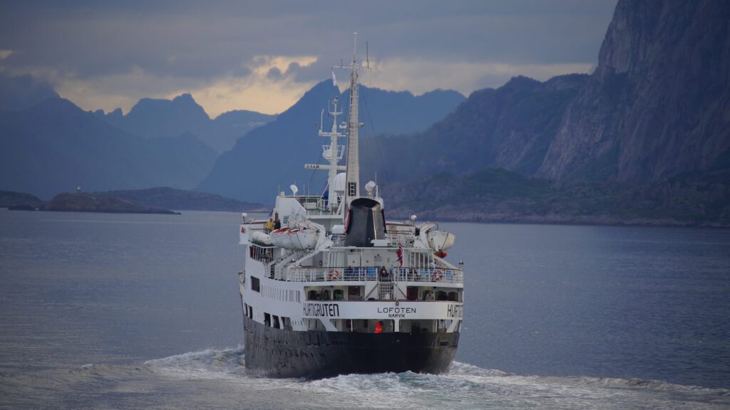 Cruiseschip-Hurtigruten-MS Lofoten-schip-Schip2