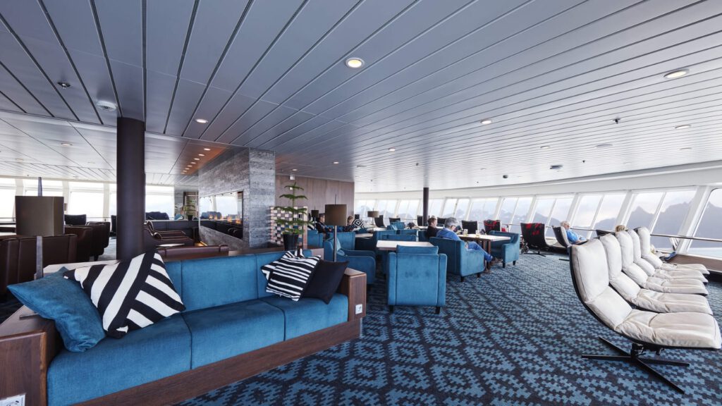Cruiseschip-Hurtigruten-MS Nordkapp-schip-Explorer Lounge
