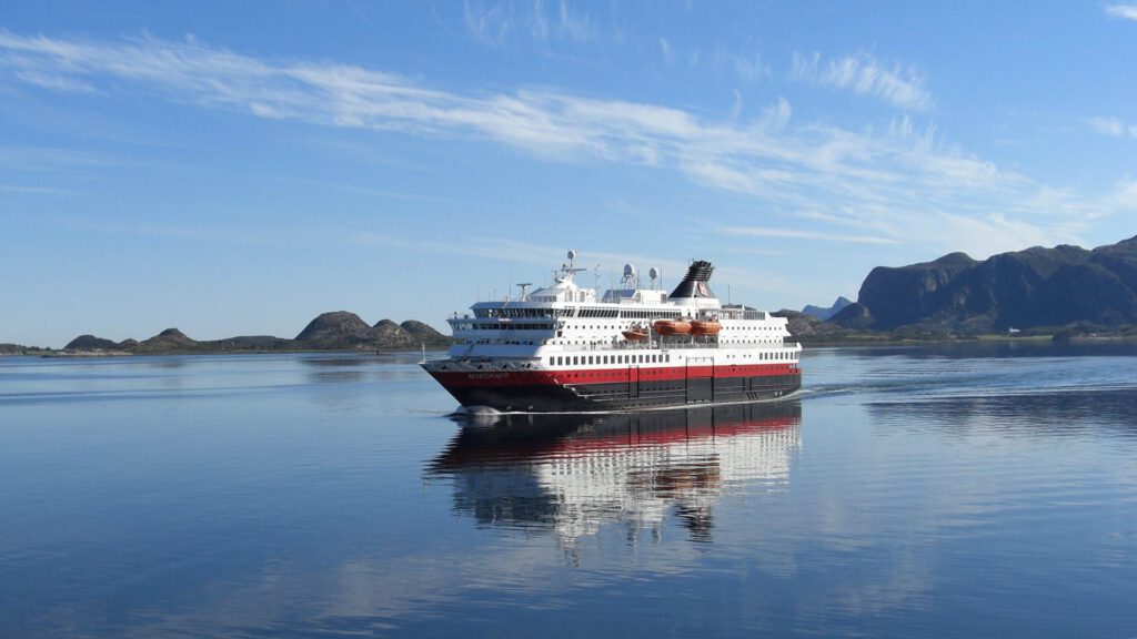 Cruiseschip-Hurtigruten-MS Nordkapp-schip-schip