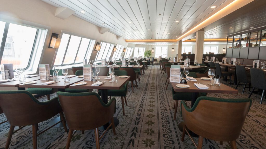 Cruiseschip-Hurtigruten-MS Spitsbergen-schip-Restaurant