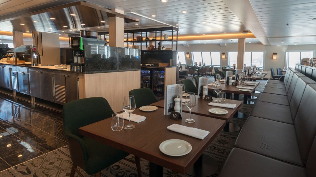 Cruiseschip-Hurtigruten-MS Spitsbergen-schip-Restaurant Torget