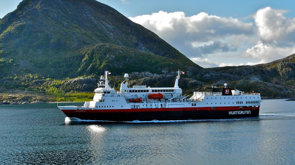 Cruiseschip-Hurtigruten-MS Vesteralen-Schip-Schip