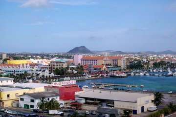 Aruba-oranjestad-stad-huizen-uitzicht