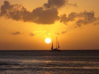 Aruba-oranjestad-zonsondergang-zee