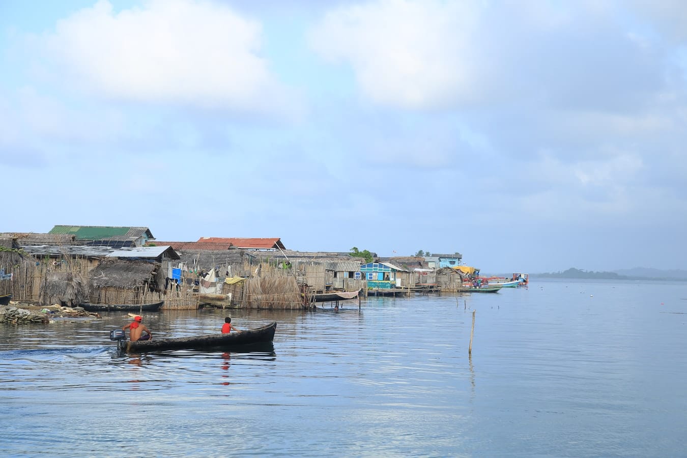 Panama-san-blas-eilanden-dorp-hout-zee