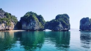Vietnam-Halong Bay-Thanh pho Ha Long-Quang Ninh-water-natuur-rotsen-strandje-bootjes