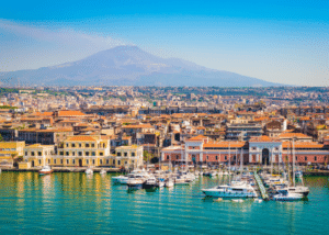 italie-catania-uitzicht-haventje-huizen-boten