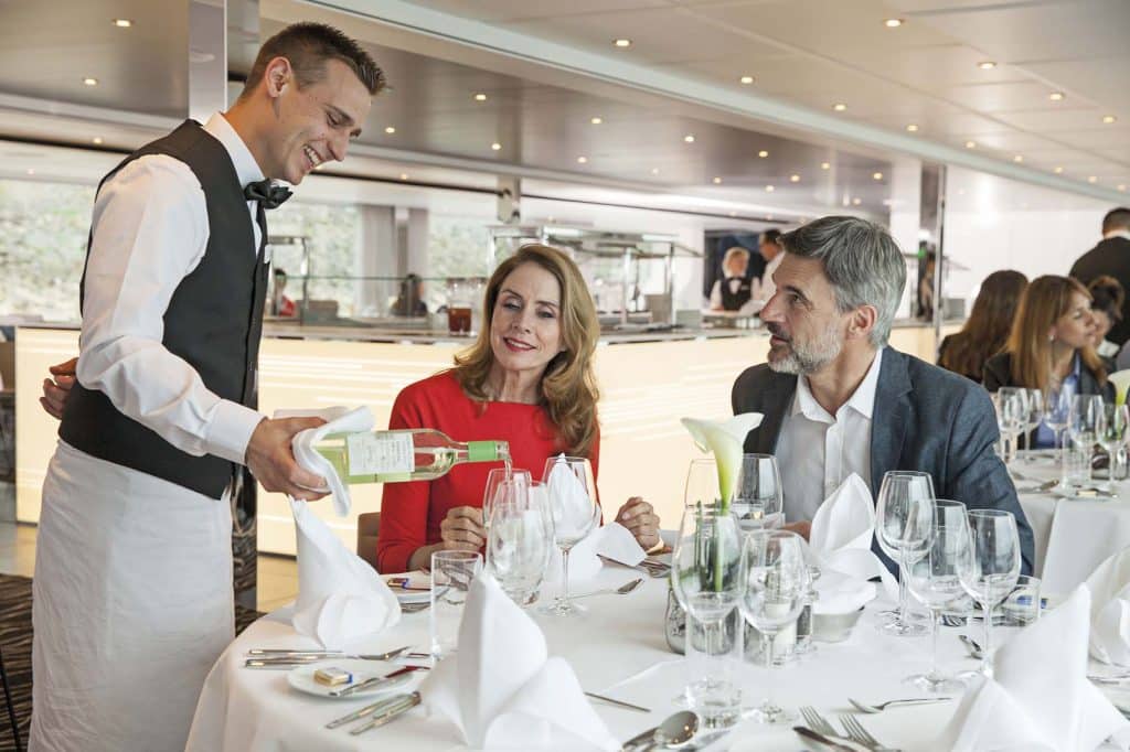 emerald-cruises-emerald-dawn-restaurant-ober-gasten